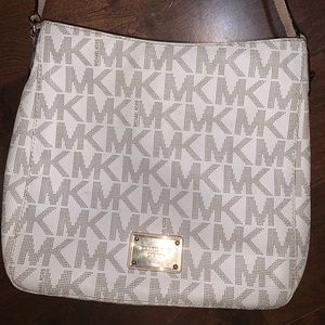 MICHAEL KORS. JET SET TRAVEL LARGE MESSENGER BAG